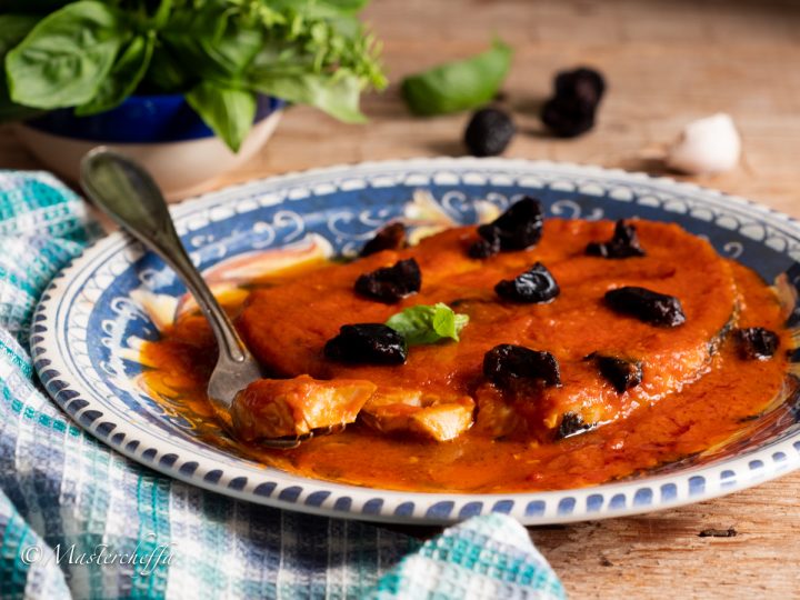 Pesce spada con salsa al pomodoro e olive