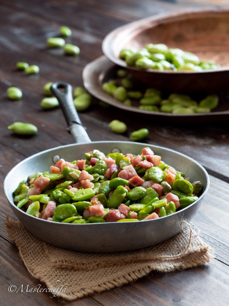 Fave e pancetta in padella, ricetta facile e golosa con le fave