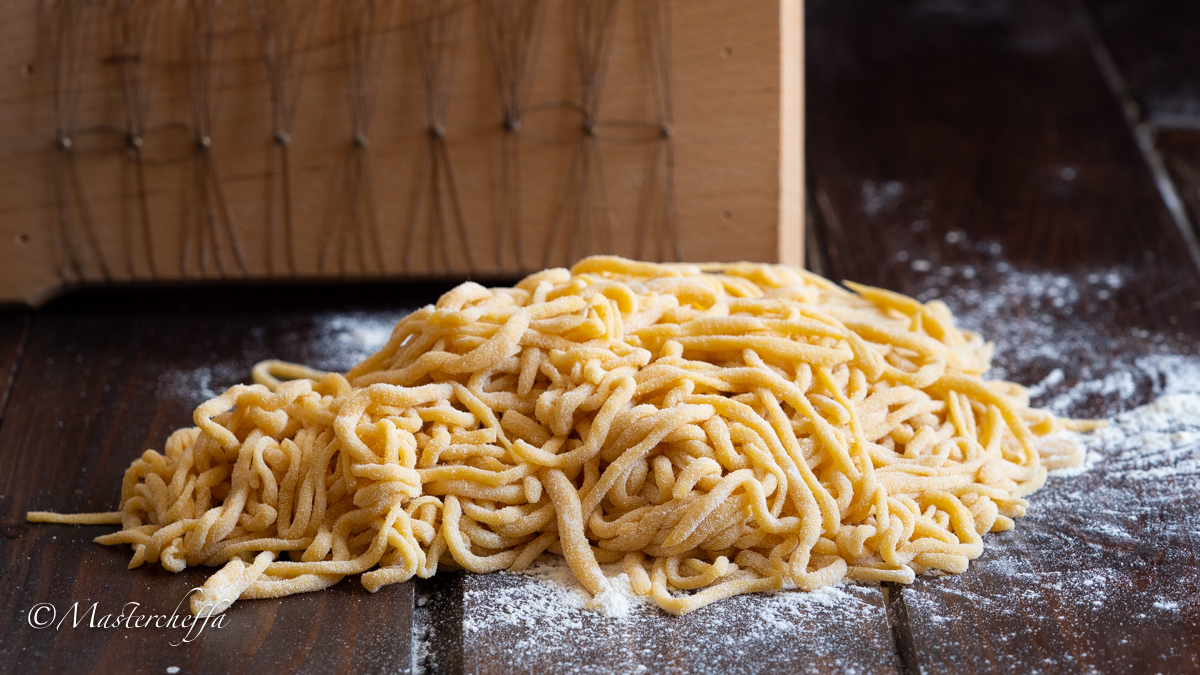 Come fare gli spaghetti alla chitarra, ricetta pasta fresca all