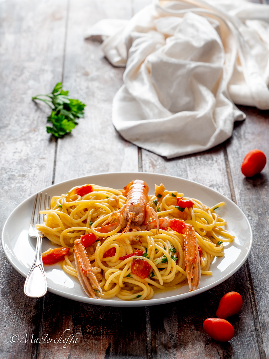 Spaghetti agli scampi con pomodorini, ricetta primo piatto raffinato