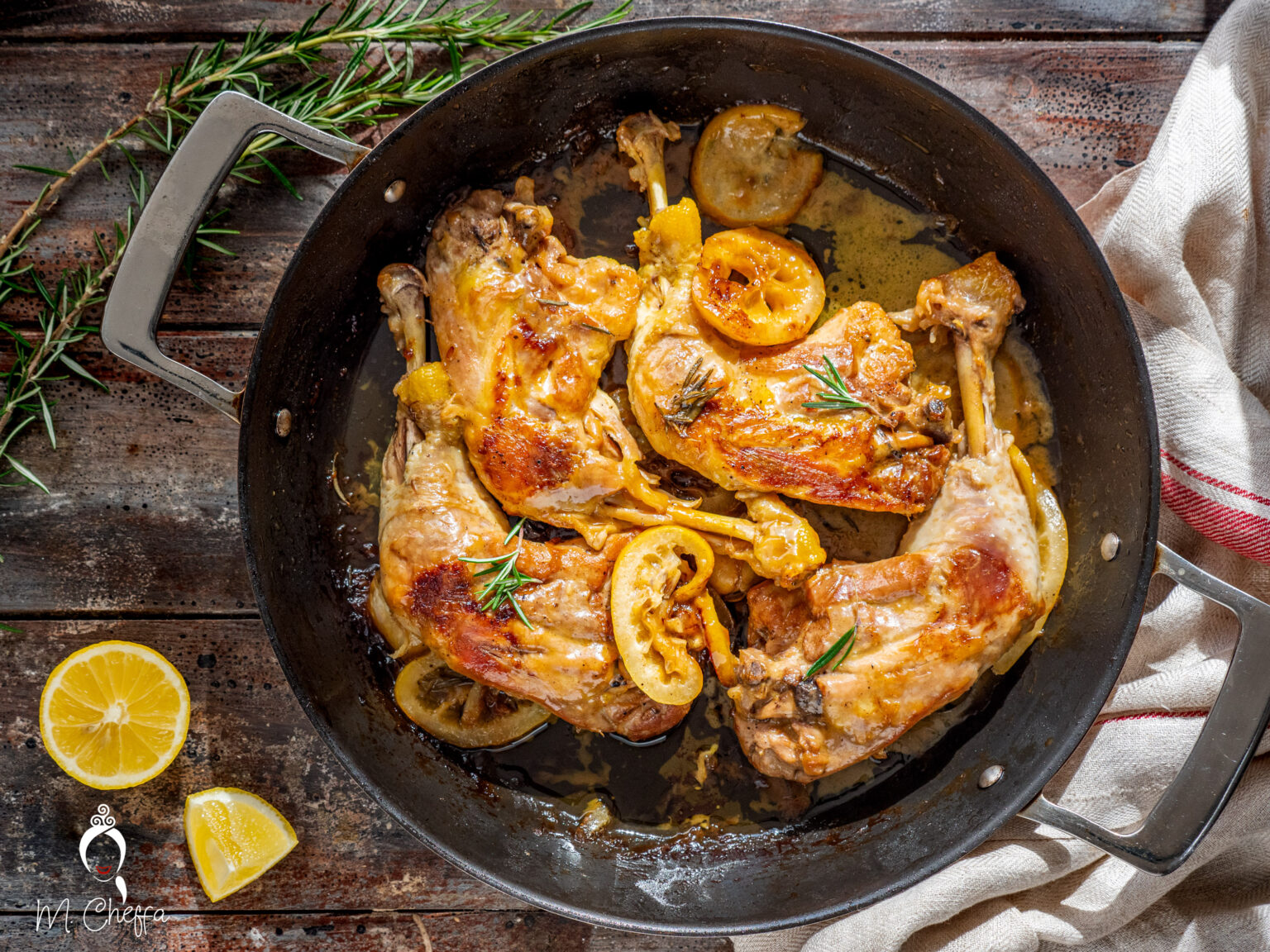 Cosce di pollo al limone e vino bianco in padella tenere e succose