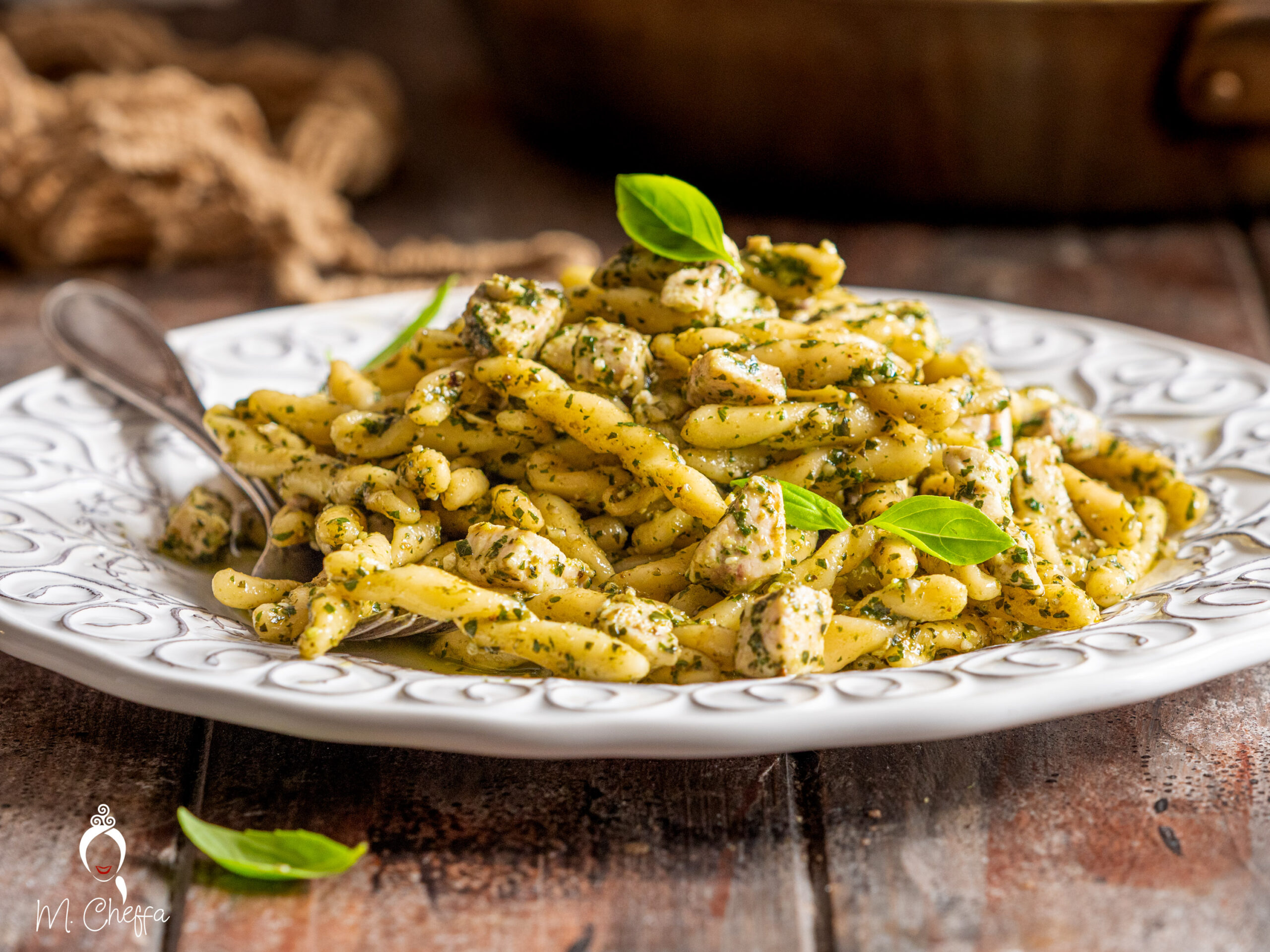 Pasta pesto e pesce spada