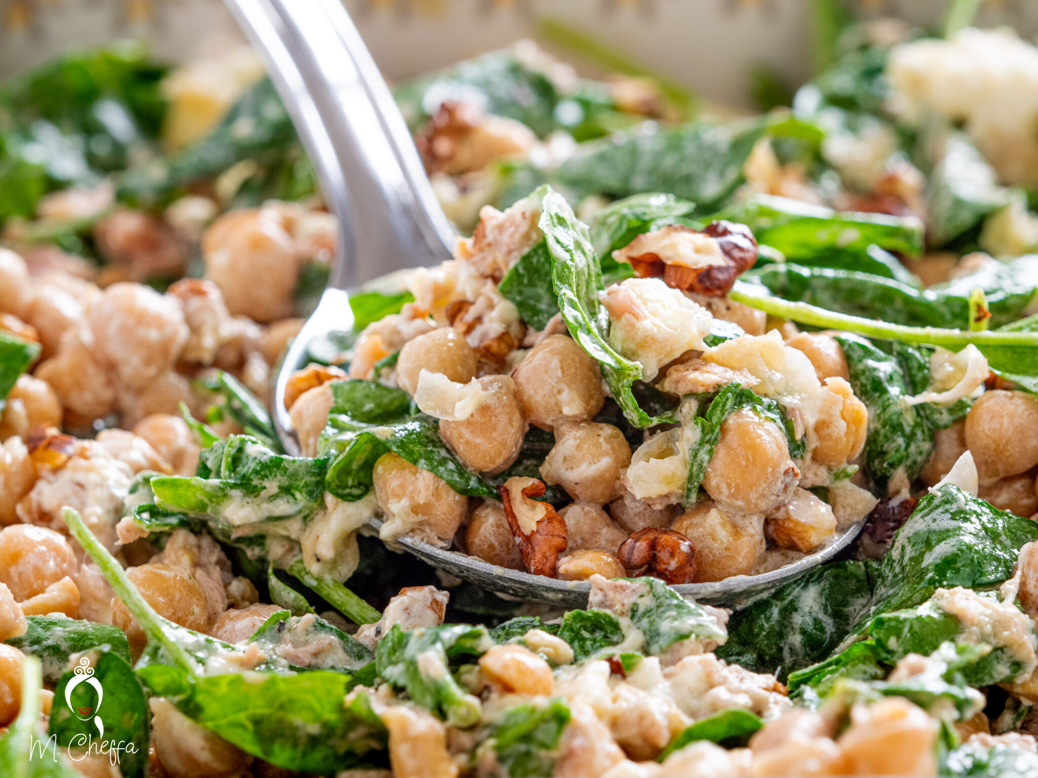 Insalata di ceci ricca estiva con tonno, spinaci, stracciatella e noci