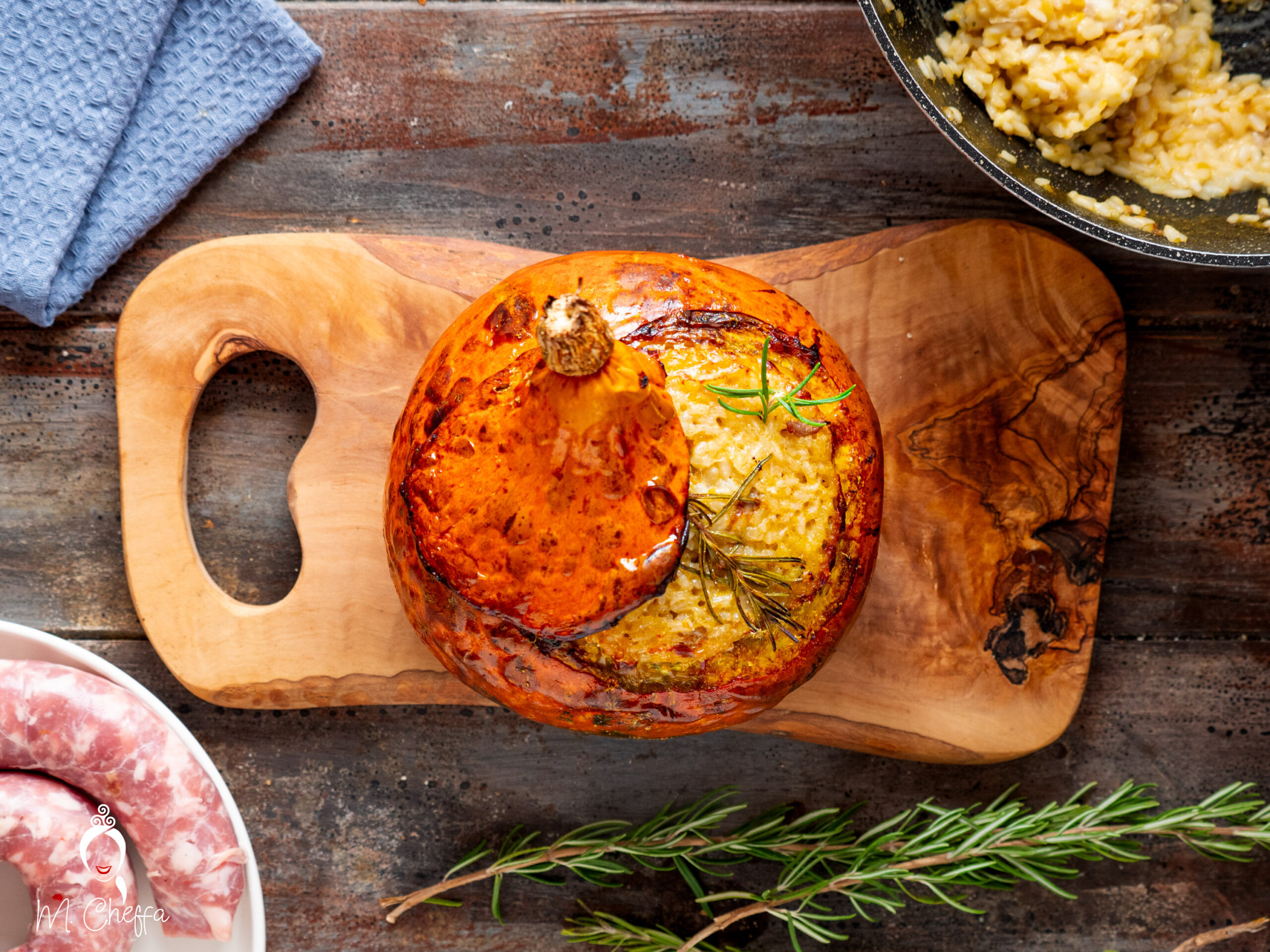 zucca ripiena di risotto alla zucca e salsiccia
