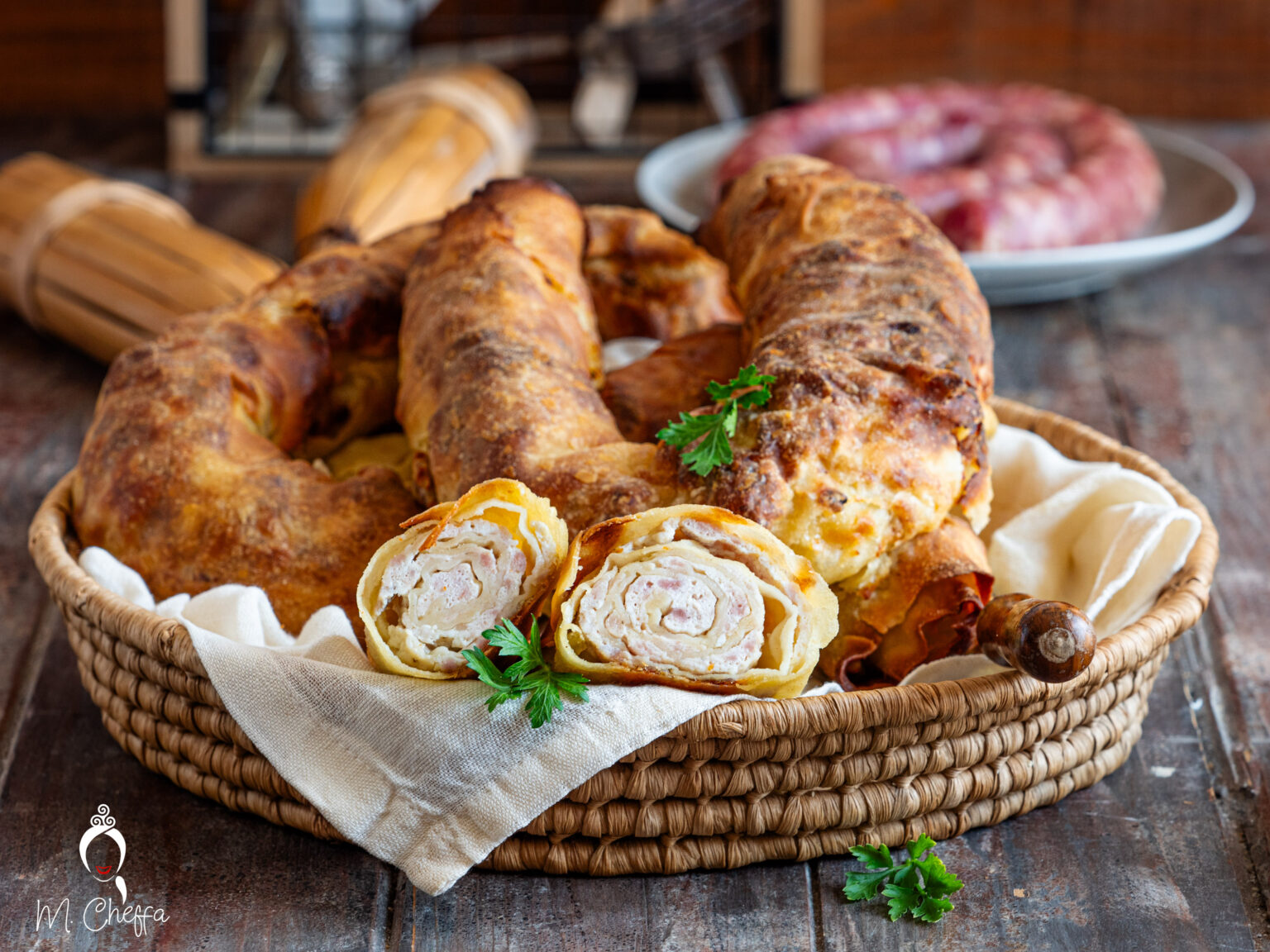 Scacce Ragusane Scacce ragusane con ricotta e salsiccia, ricetta tradizionale siciliana