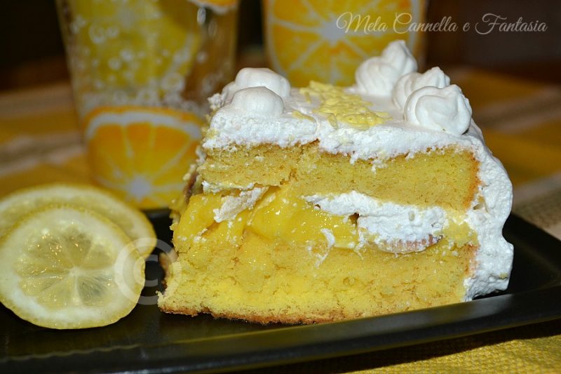 Lemon Curd Cake (Torta farcita con crema di limone, mandorle a scaglie e panna montata)