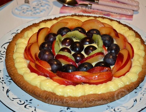 Crostata crema pasticcera, decorata con frutta fresca