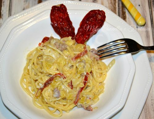 Spaghetti cremosi zucca salsiccia e pomodori secchi
