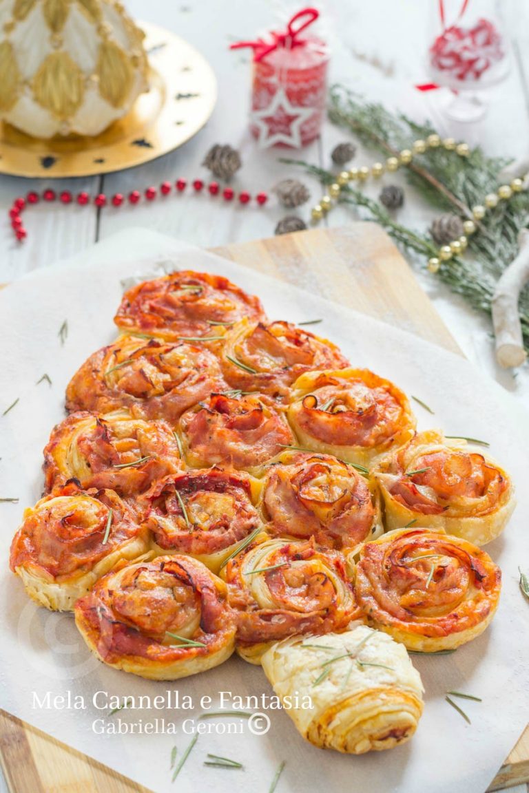 Albero Di Natale Salato Con Rose Di Pasta Sfoglia Al Gusto Pizza