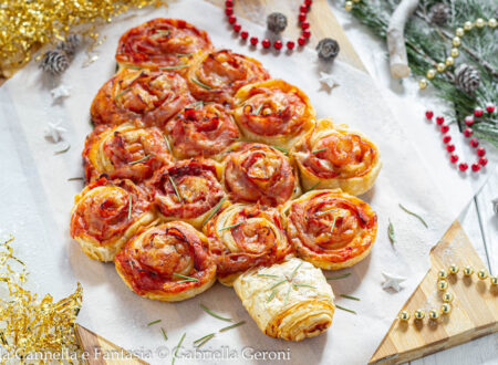 Albero di Natale salato con rose di pasta sfoglia al gusto pizza