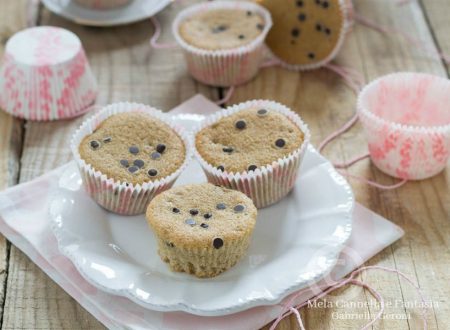 Muffins alla panna e caffè con gocce di cioccolato