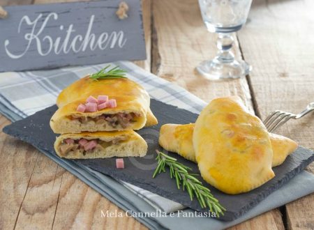 Panzerotti al forno con prosciutto cotto funghi e formaggio