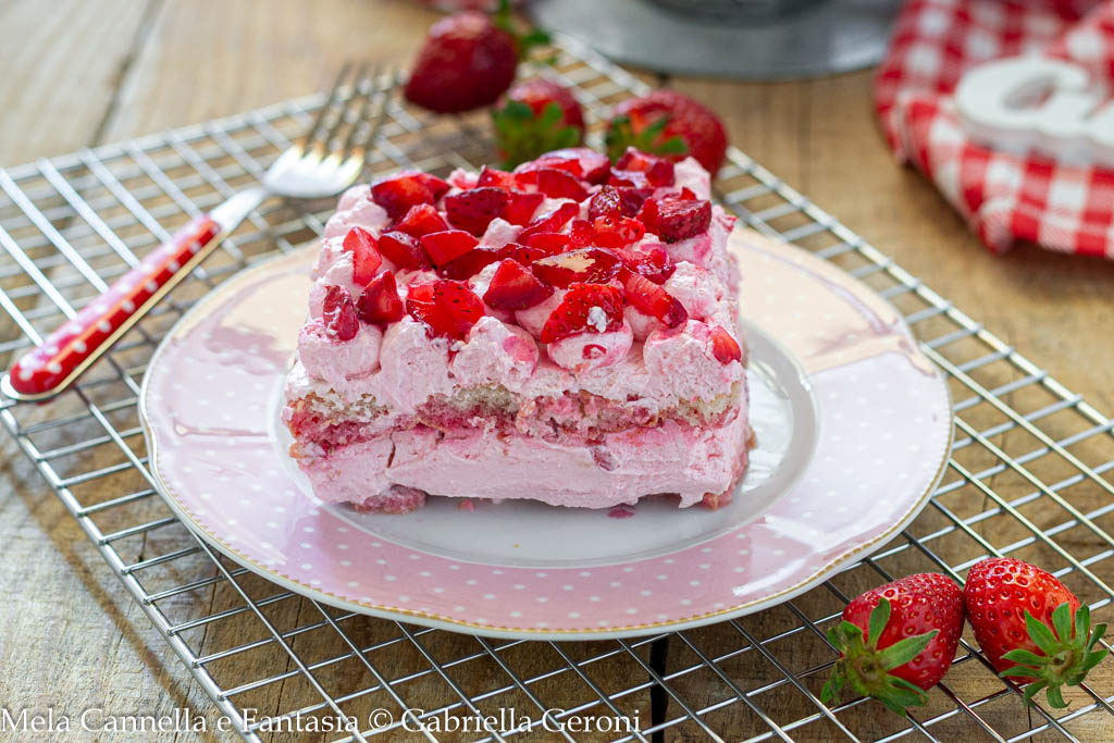 tiramisù rosa con fragole e panna senza uova aggiunte