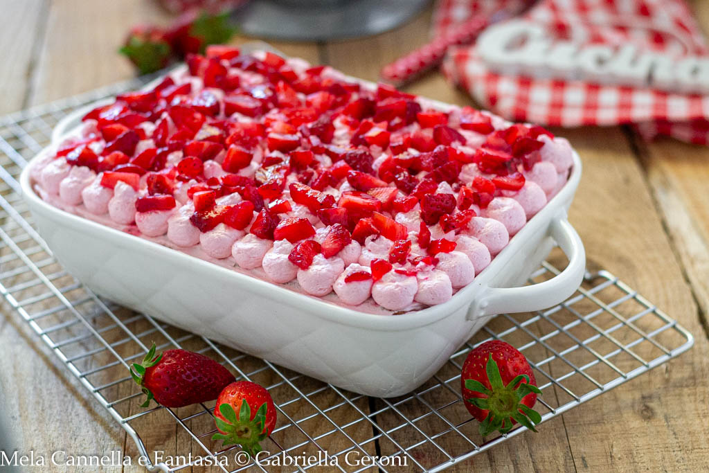 tiramisù rosa con fragole e panna