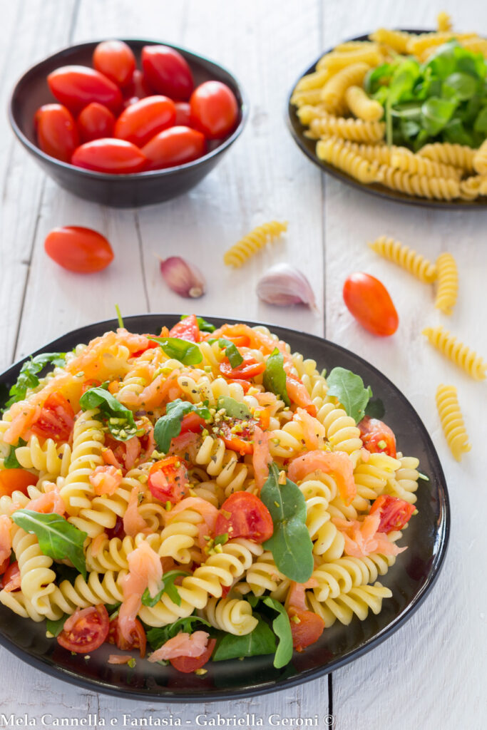 Pasta fredda con salmone affumicato rucola e pomodorini