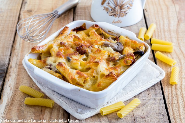 Pasta al forno in bianco con funghi salsiccia e besciamella