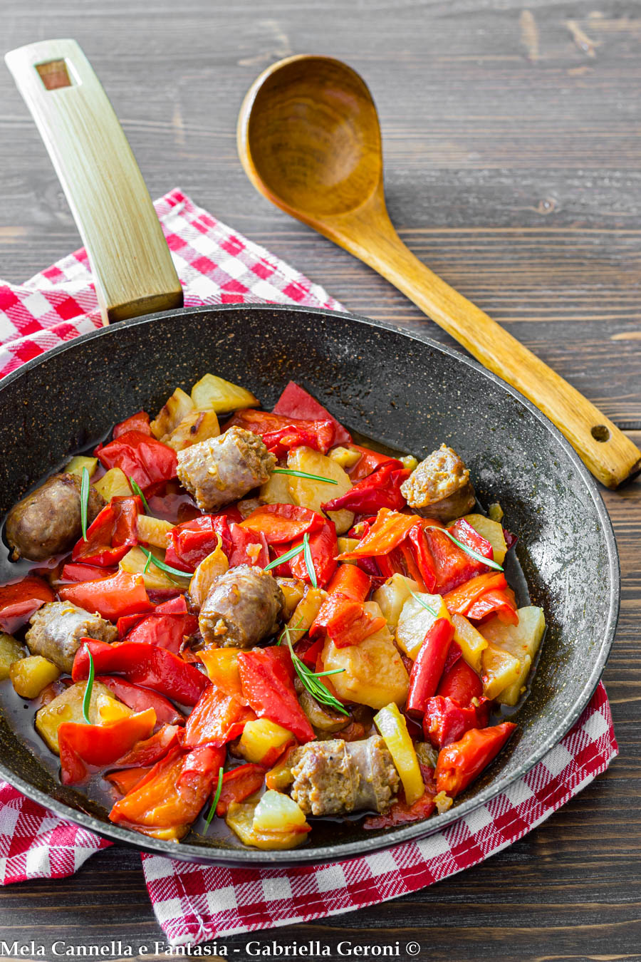 Padella per friggere salsicce, peperoni, patate e cipolle su un