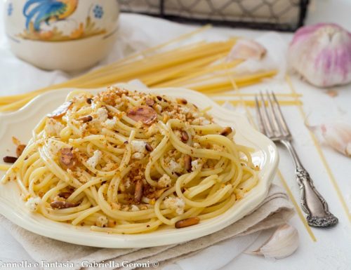 Spaghetti aglio olio e pinoli con briciole di pane tostato