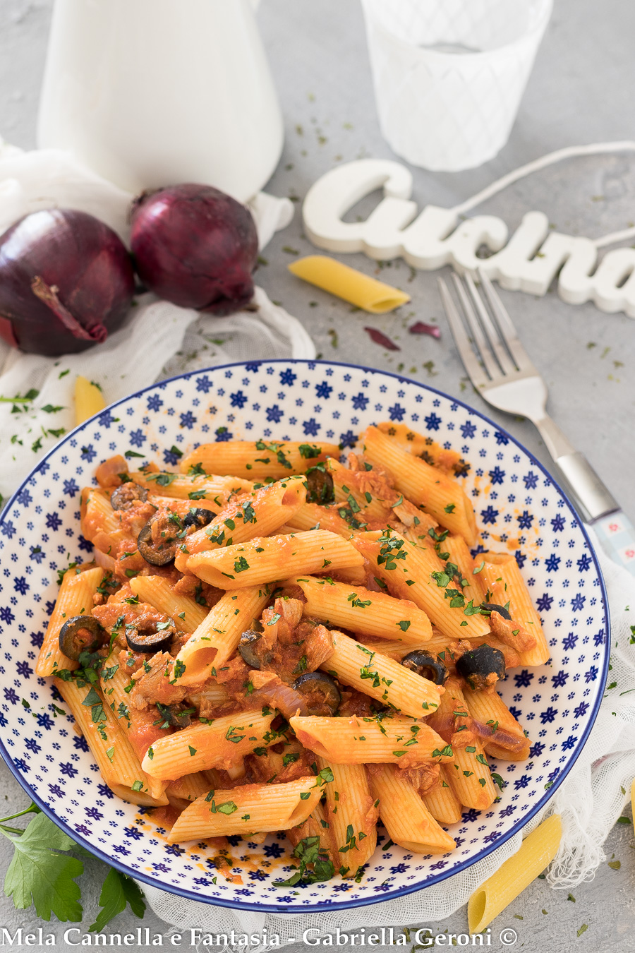 pasta al sugo con tonno