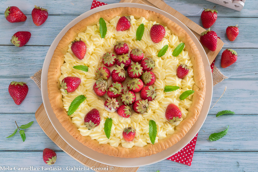 crostata con fragole e crema