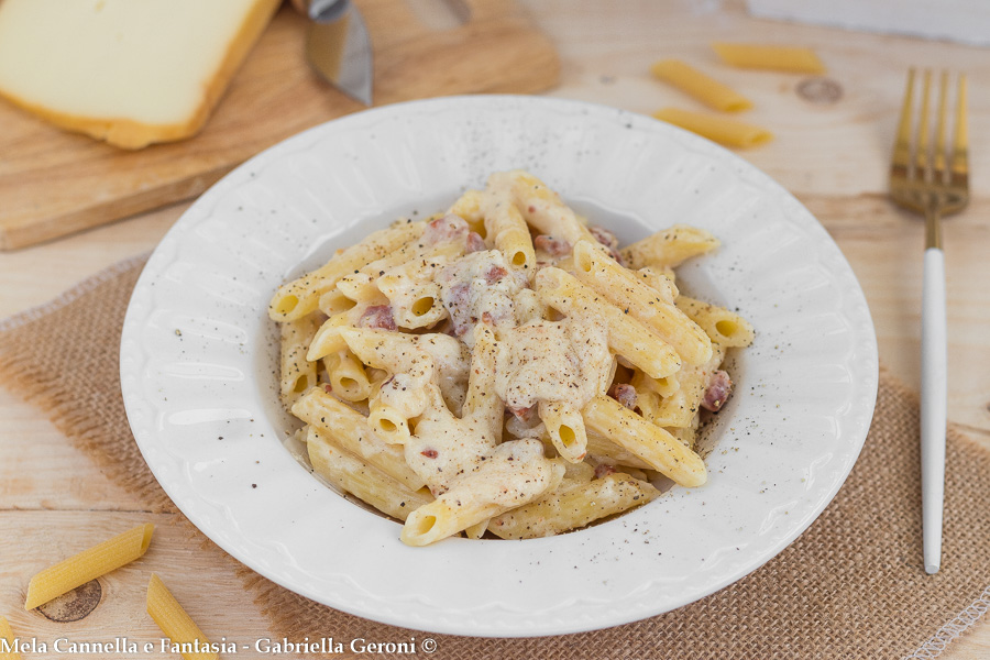 Pasta affumicata con provola e pancetta