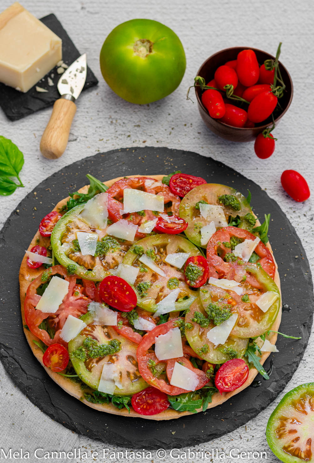pizza estiva con pomodoro