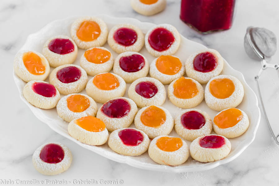 Biscottini alle mandorle con marmellata di lamponi