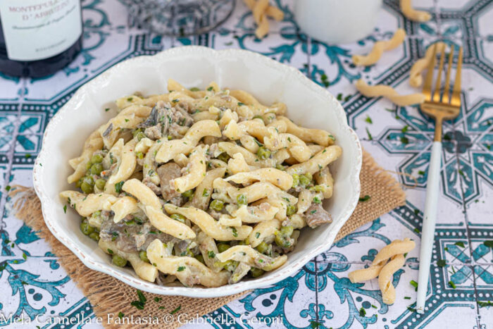 Pasta alla boscaiola bianca con funghi e piselli