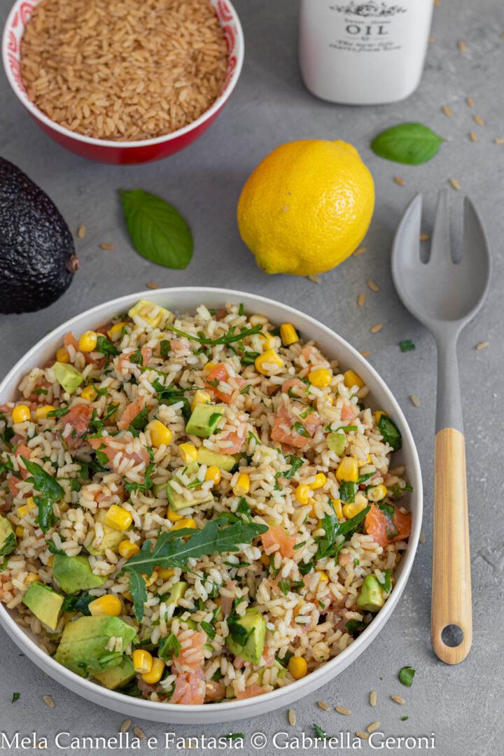riso freddo integrale al salmone e avocado
