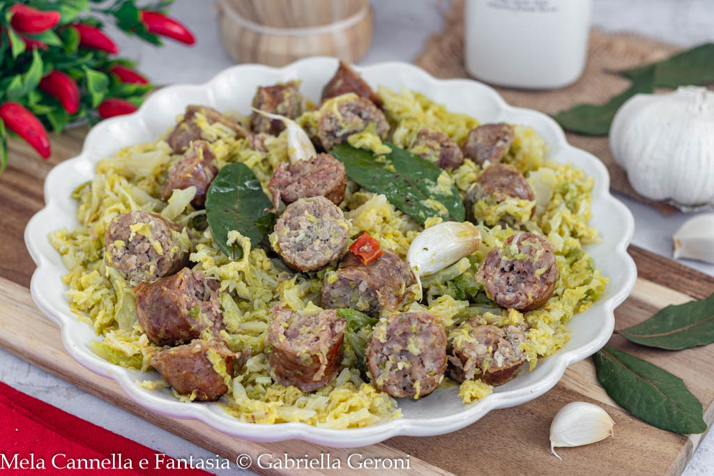 verza con salsiccia in padella