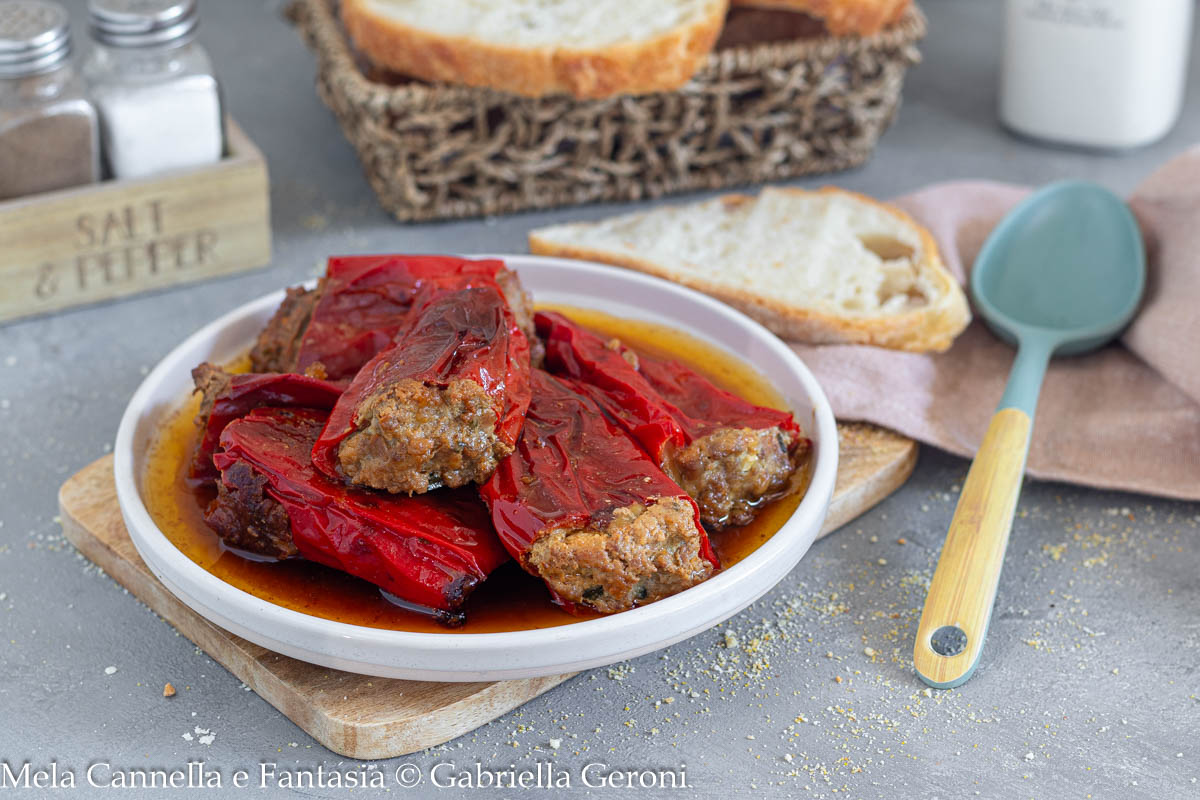 peperoni ripieni di carne e cotti in padella