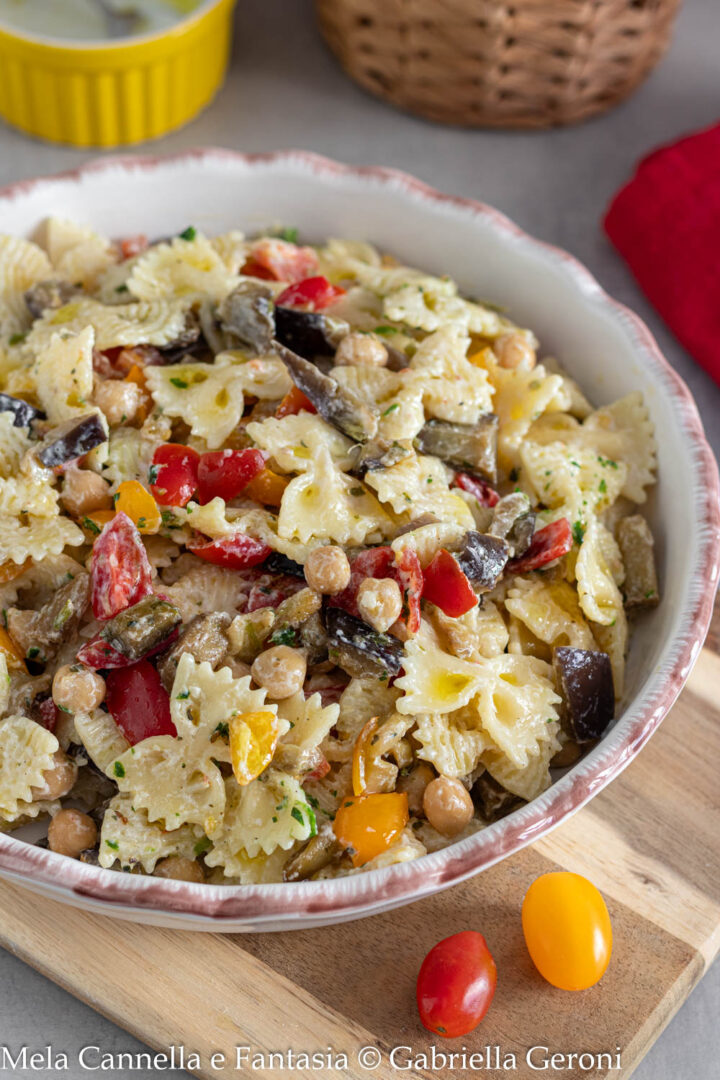 insalata di pasta fredda con melanzane e pomodorini