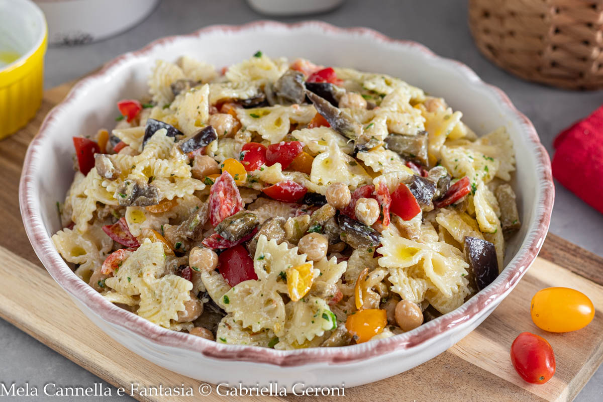 insalata di pasta fredda con melanzane