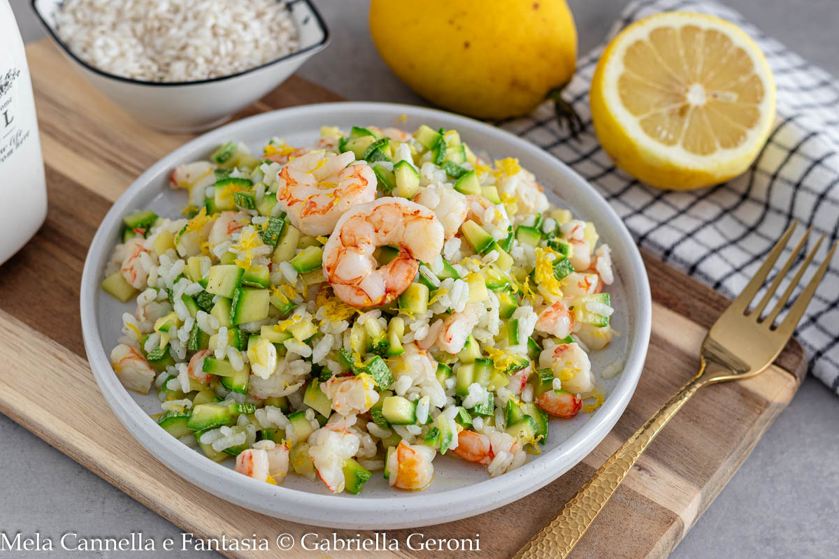 insalata di riso con gamberi e zucchine al limone