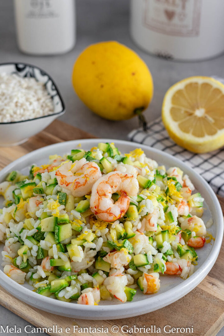 insalata di riso con zucchine e gamberi