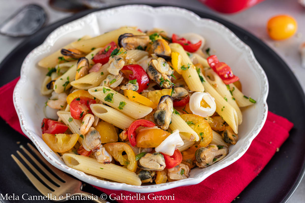 pasta fredda ai frutti di mare con pesce surgelato