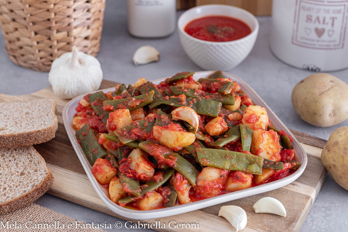fagiolini piattoni al pomodoro e patate in padella