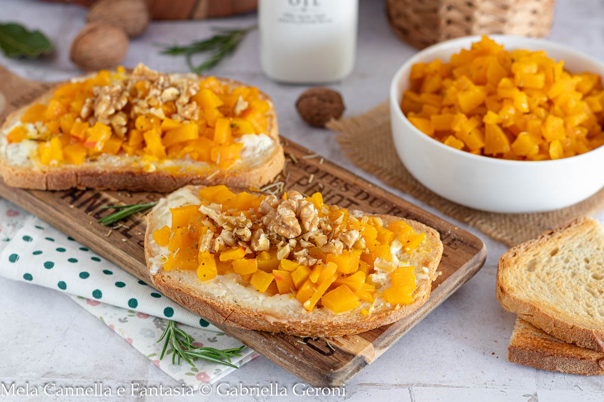 bruschetta con zucca e gorgonzola