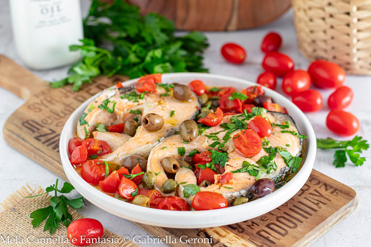 salmone in padella con pomodorini capperi e olive