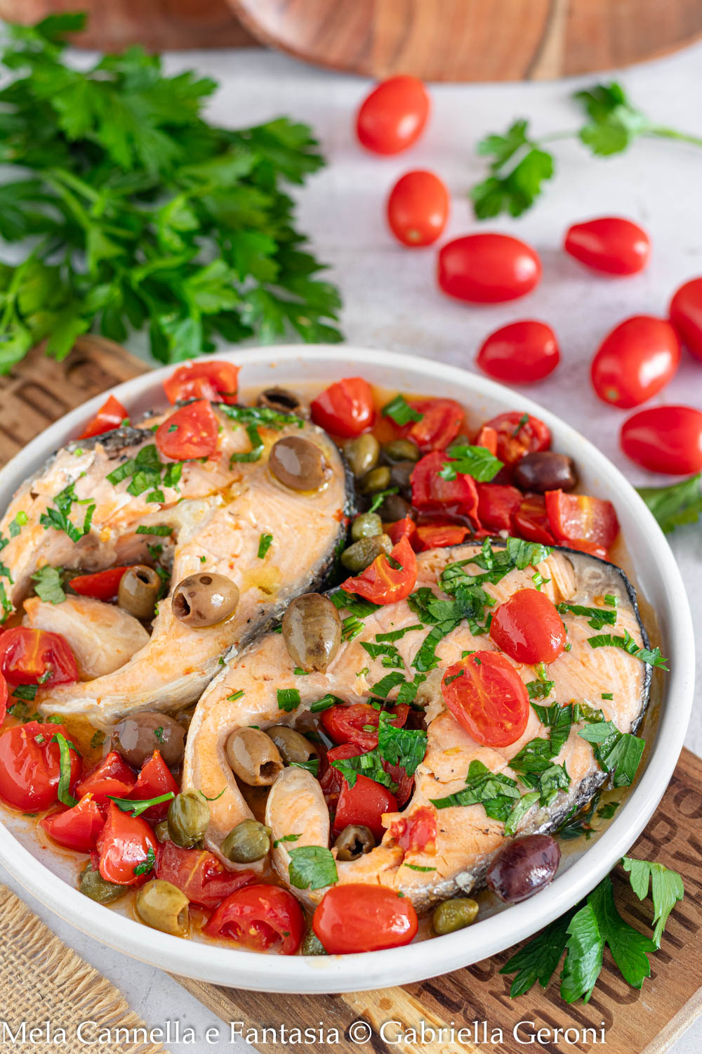 tranci di salmone in padella con pomodorini capperi e olive