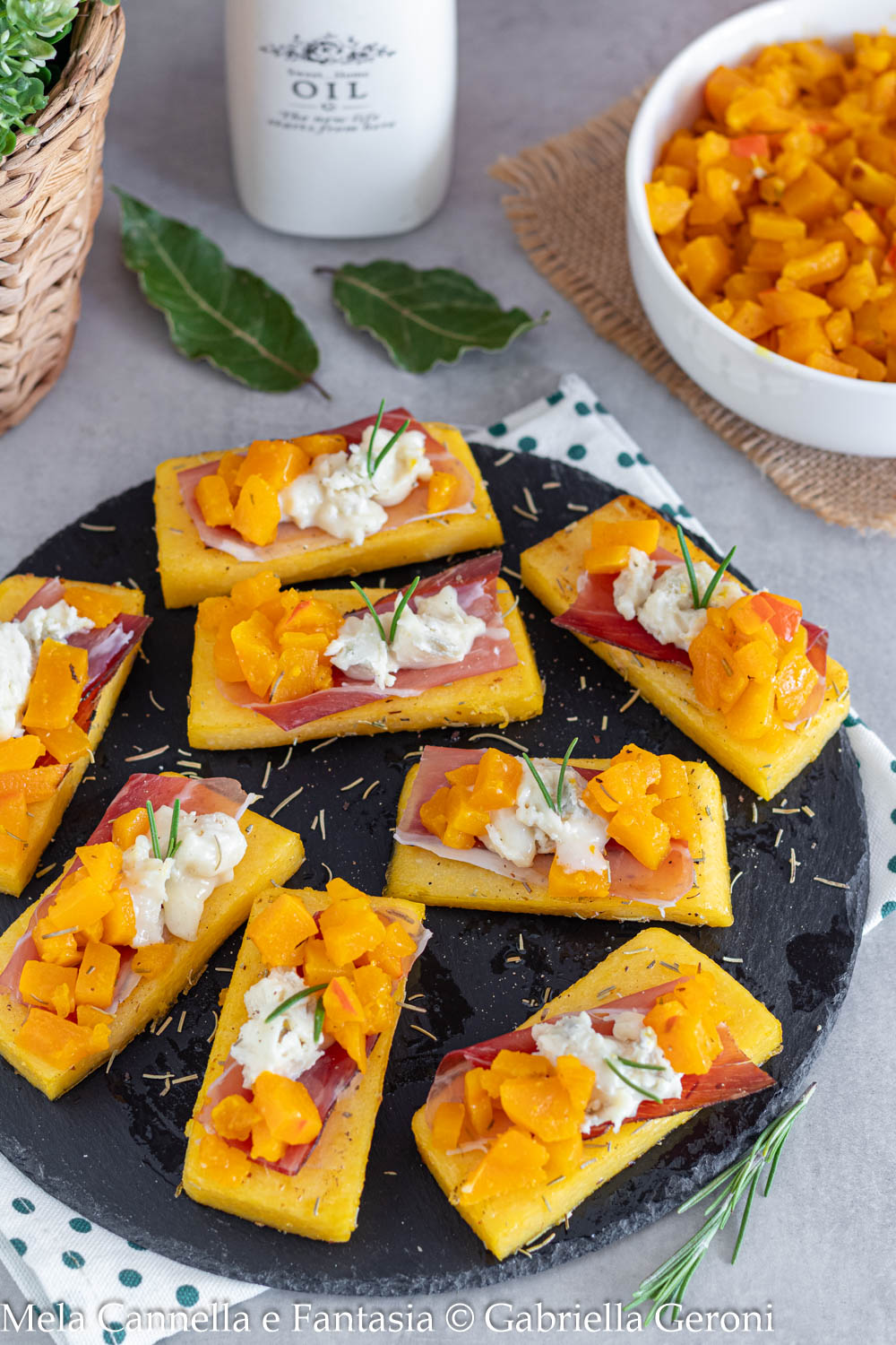 bruschette di polenta con zucca speck e gorgonzola