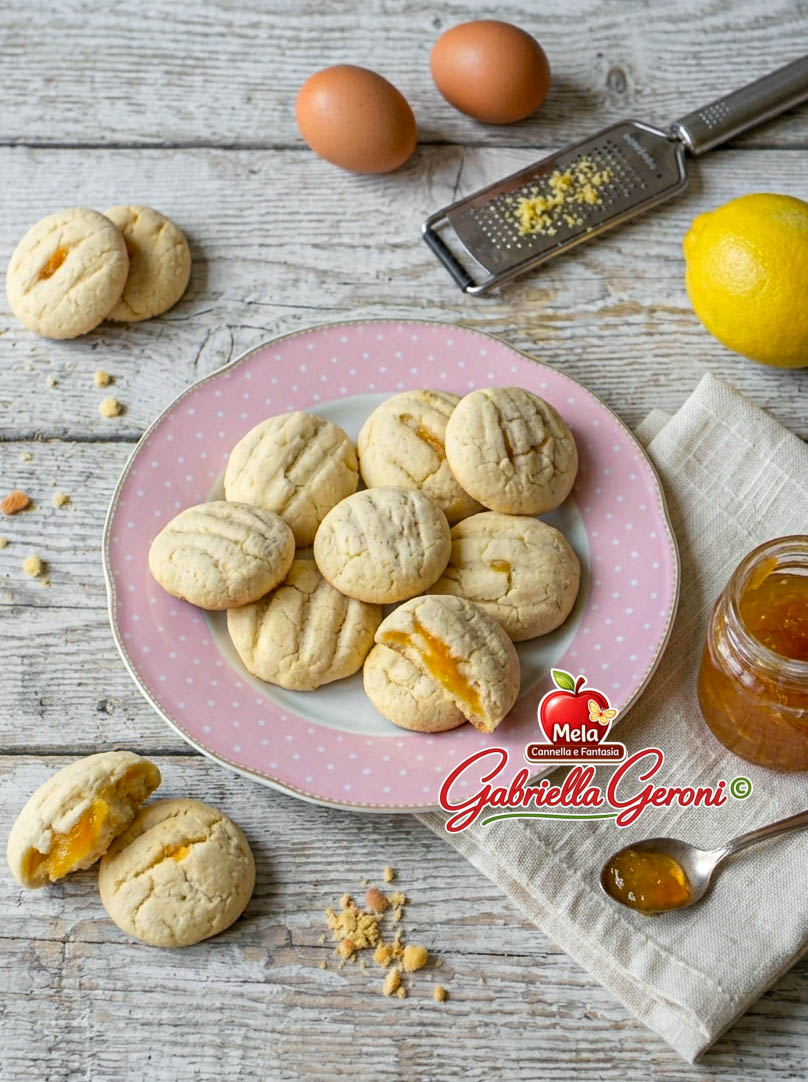 Biscotti di riso al limone: una frolla light con pochissimo burro e tutto il profumo degli agrumi. Senza glutine, friabili e farciti con marmellata di albicocche. La ricetta perfetta per una merenda sana che non rinuncia al gusto.