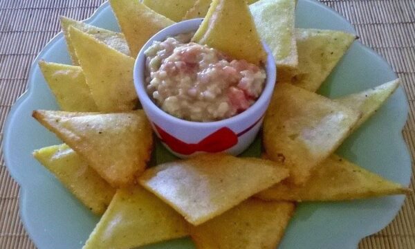 NACHOS E SALSA GUACAMOLE