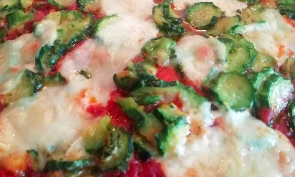 PIZZA AL PIATTO con zucchine e mozzarella di soia vegana