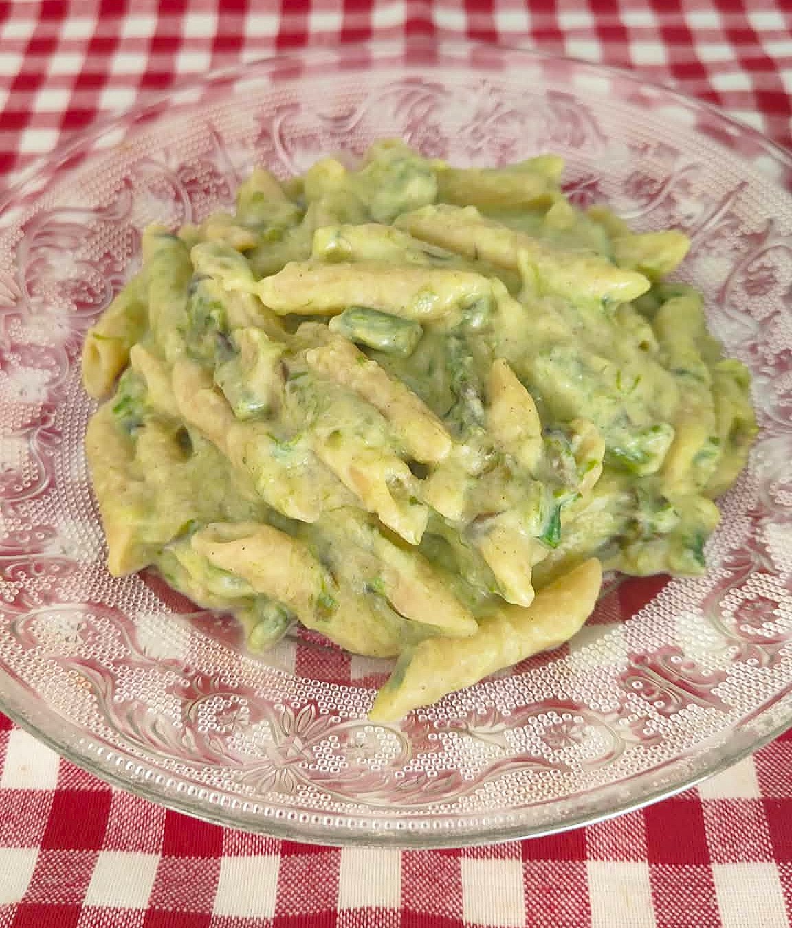Piatto di pasta risottata con asparagi e ricotta cremosa preparata con il Monsieur Cuisine