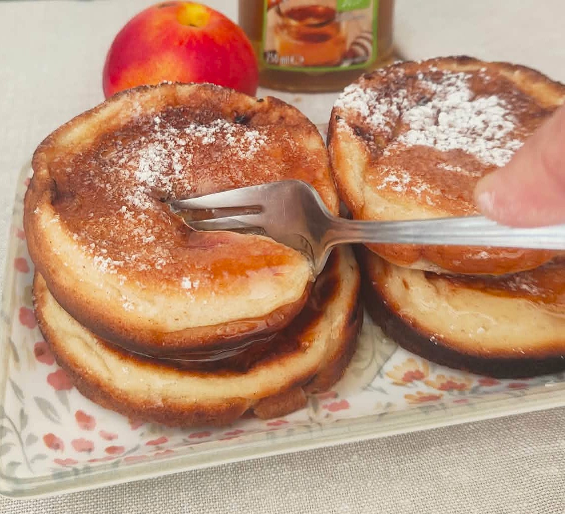 Pancake allo yogurt e pesche sofficissimi con frutta fresca