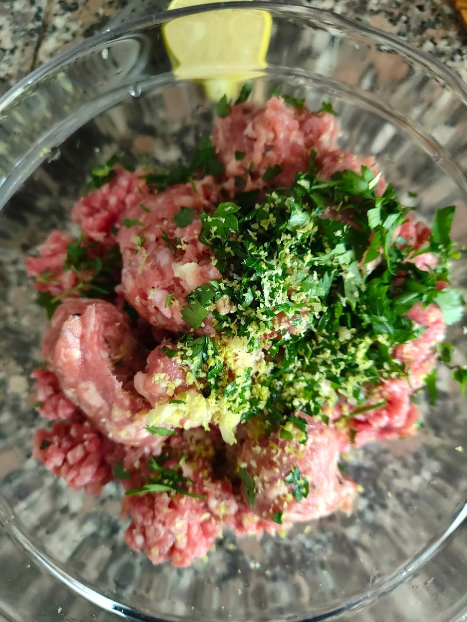 Ingredienti del polpettone nella ciotola per preparare l'impasto