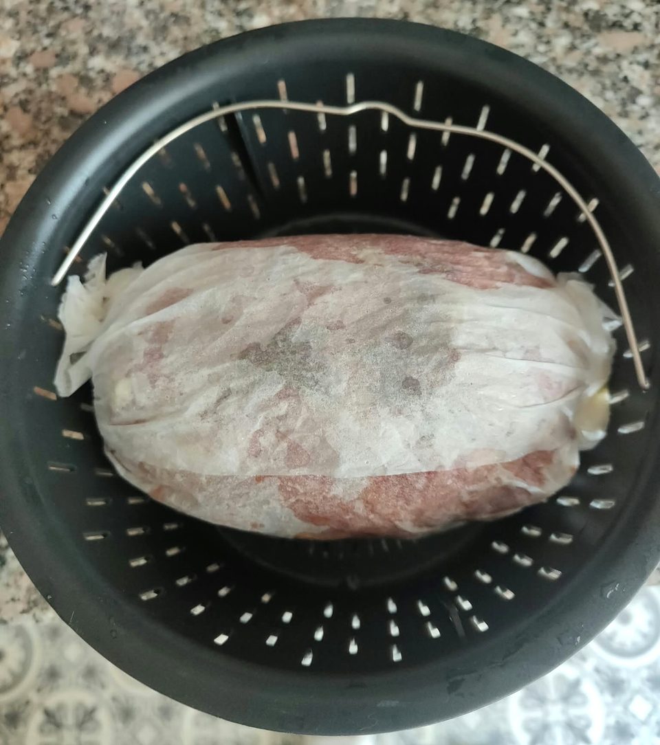 Polpettone avvolto nella carta forno sistemato nel cestello del Monsieur Cuisine per la cottura a vapore