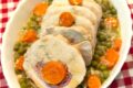 Rollè di pollo in casseruola con piselli e carote