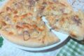 Pizza bianca con cipolla e mozzarella